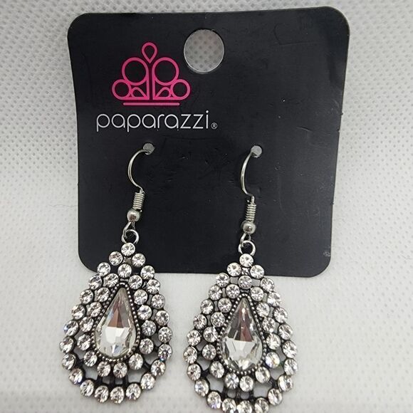 NWT Paparazzi Diamond Dazzle Silver Rhinestone Teardrop Earrings - Picture 2 of 4